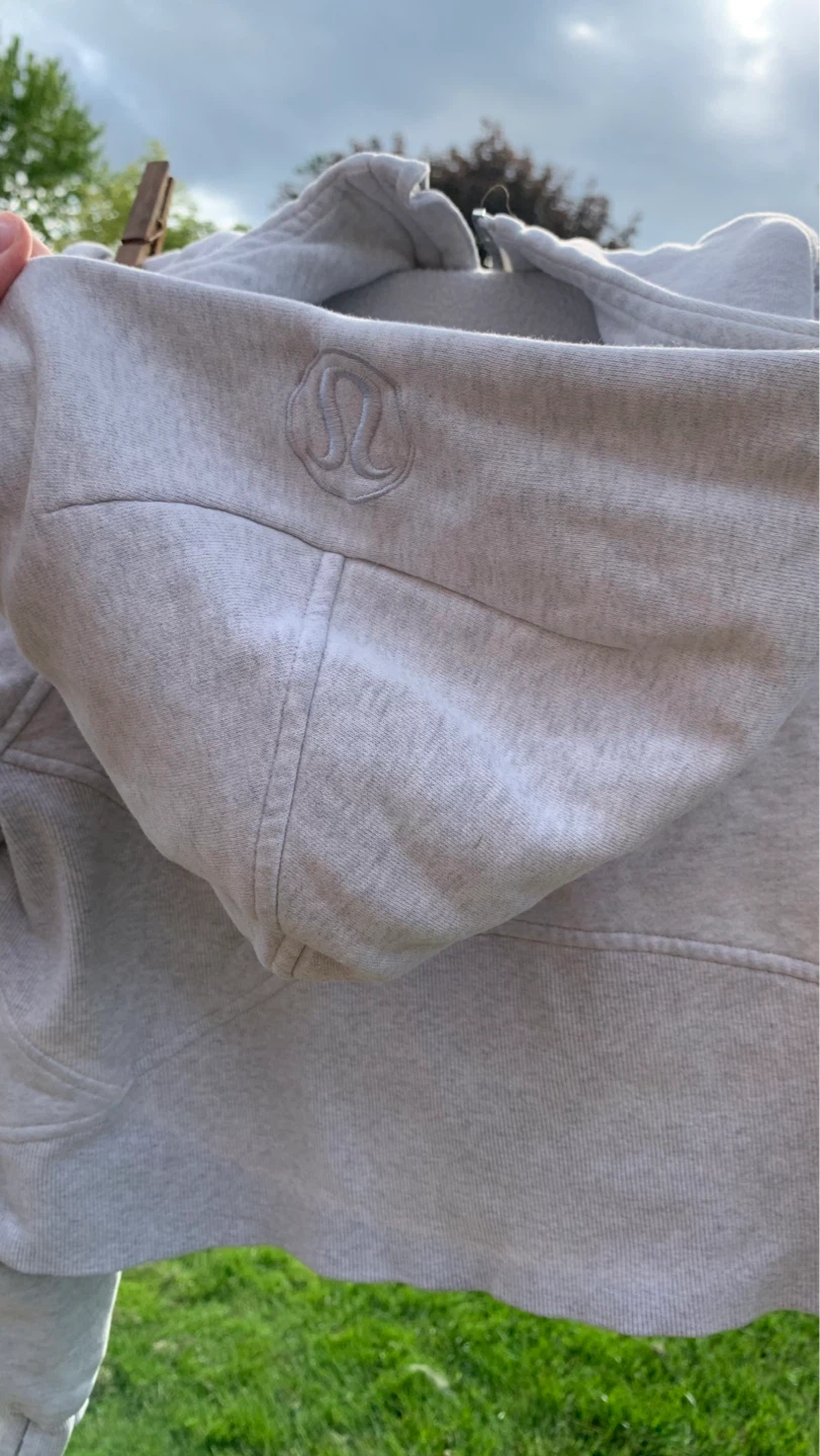 Lululemon Cropped Hoodie ⚽️ STAINS ON RIGHT POCKET - photo 3