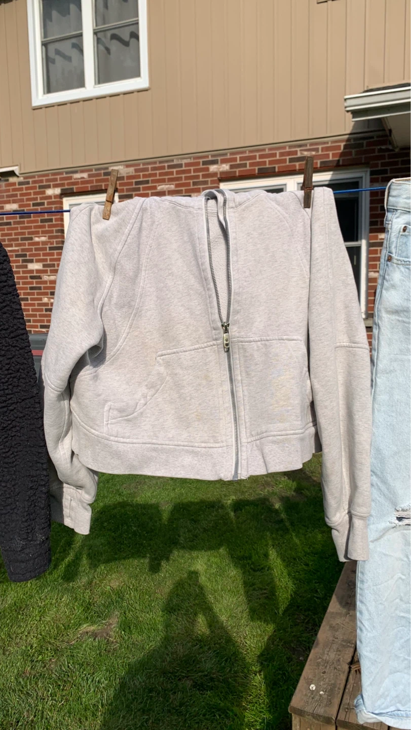 Lululemon Cropped Hoodie ⚽️ STAINS ON RIGHT POCKET