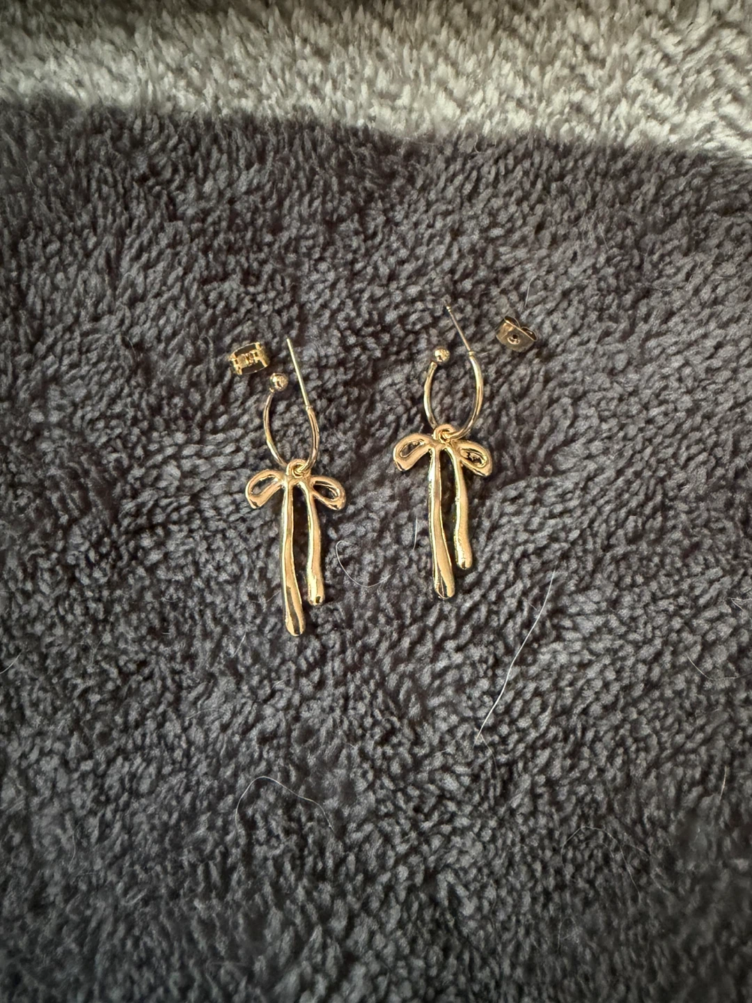 NEW!! Gold Tone Bow Hoop Earrings - photo 2