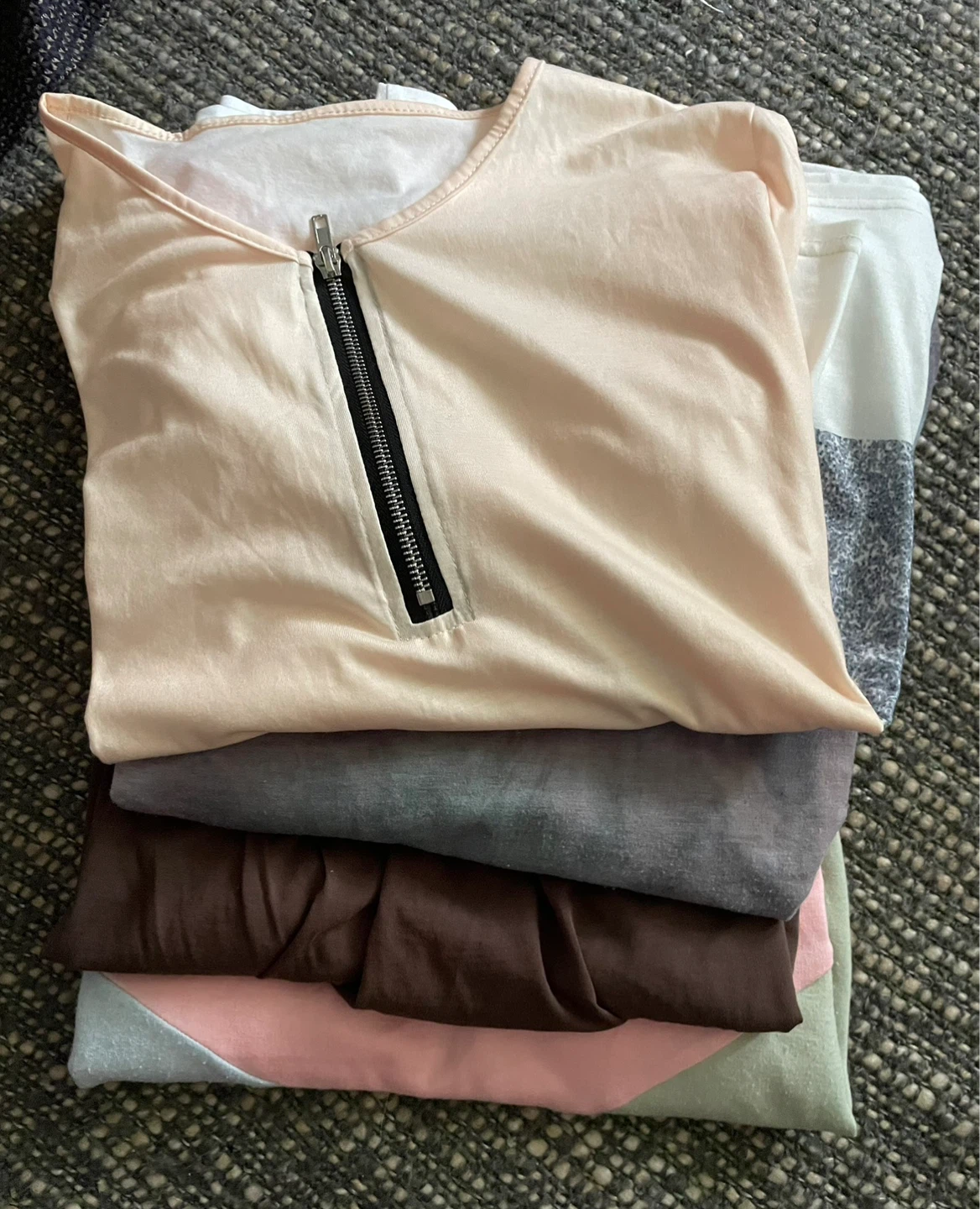 ⚽️Bundle of 4 Women's Tops - photo 3
