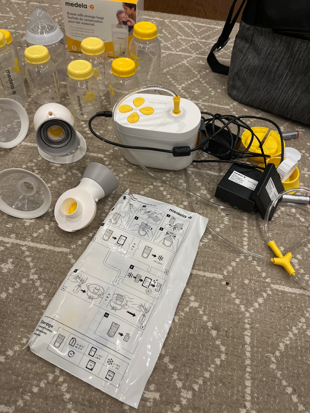 Medela Breast Pump and Accessories with Bag - photo 2