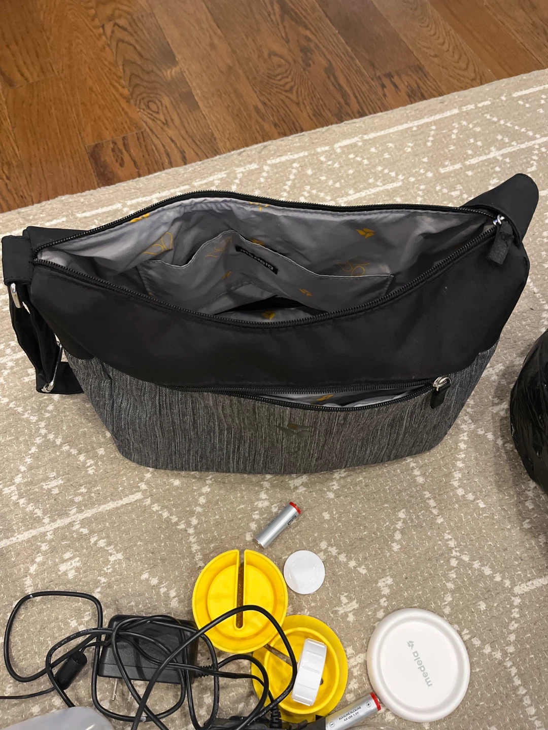 Medela Breast Pump and Accessories with Bag - photo 3