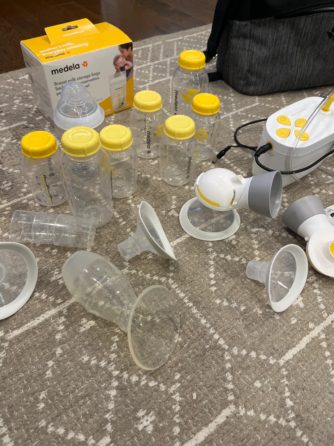 Medela Breast Pump and Accessories with Bag - photo 4
