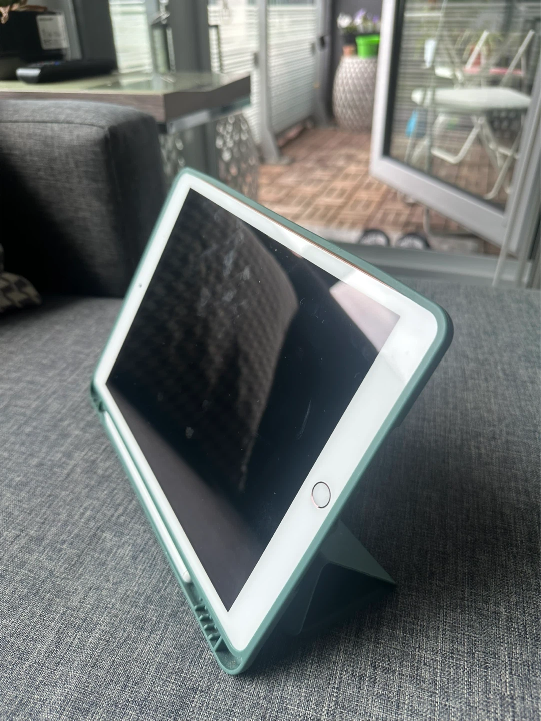 iPad 8 32GB Wi-Fi Rose Gold + Green Case & Stylus Pen - photo 2