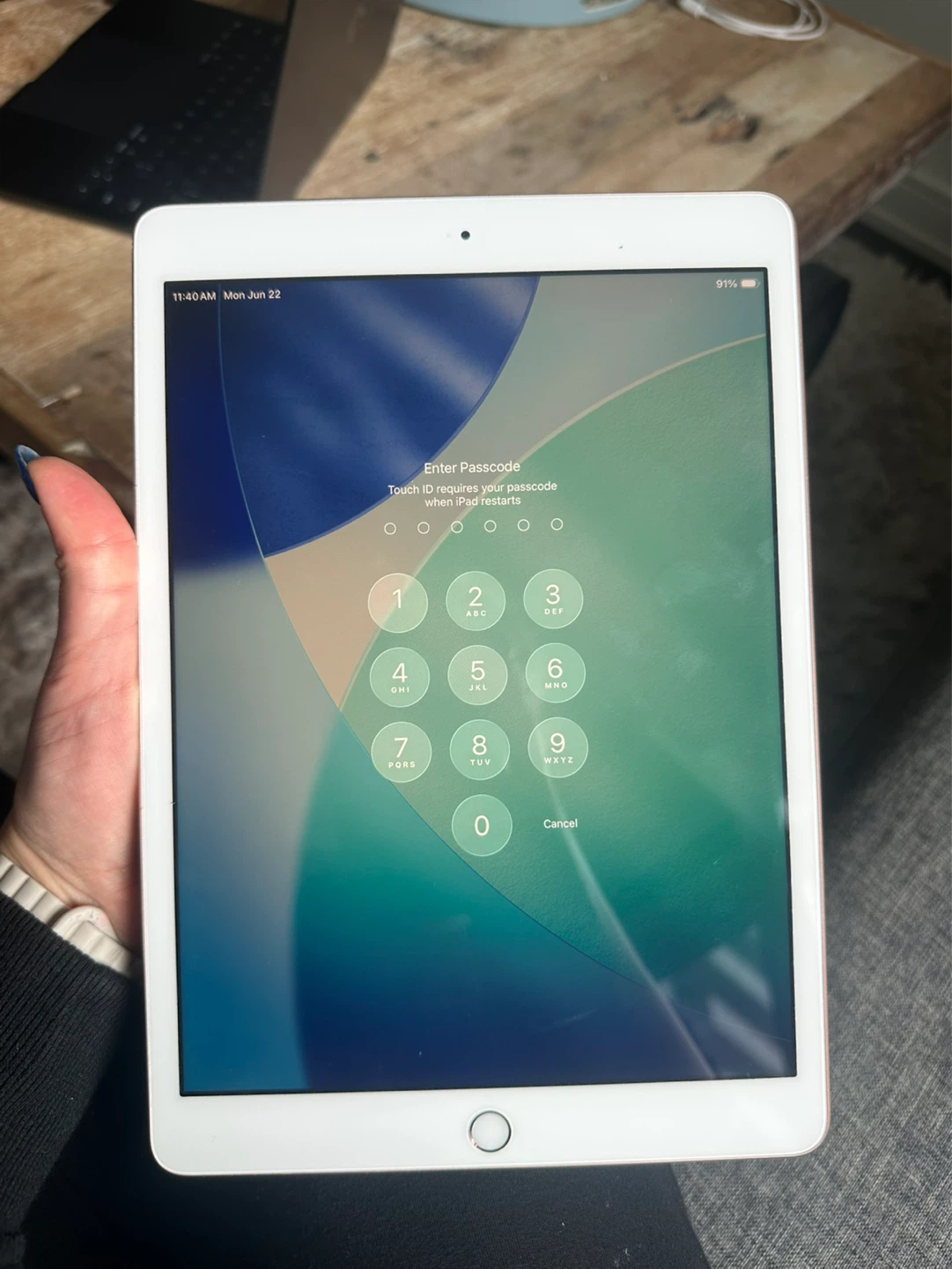 iPad 8 32GB Wi-Fi Rose Gold + Green Case & Stylus Pen