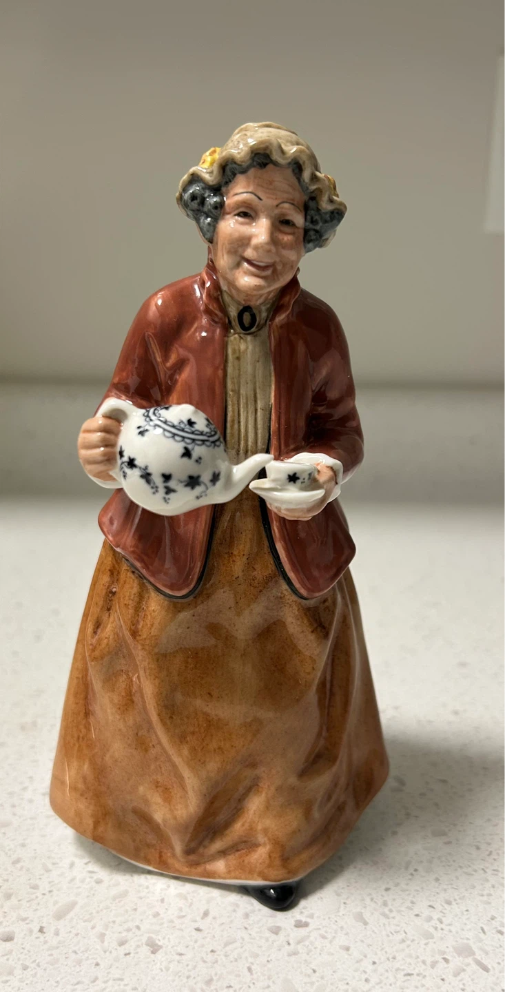 Royal Doulton  "Teatime" HN 2255 Figurine