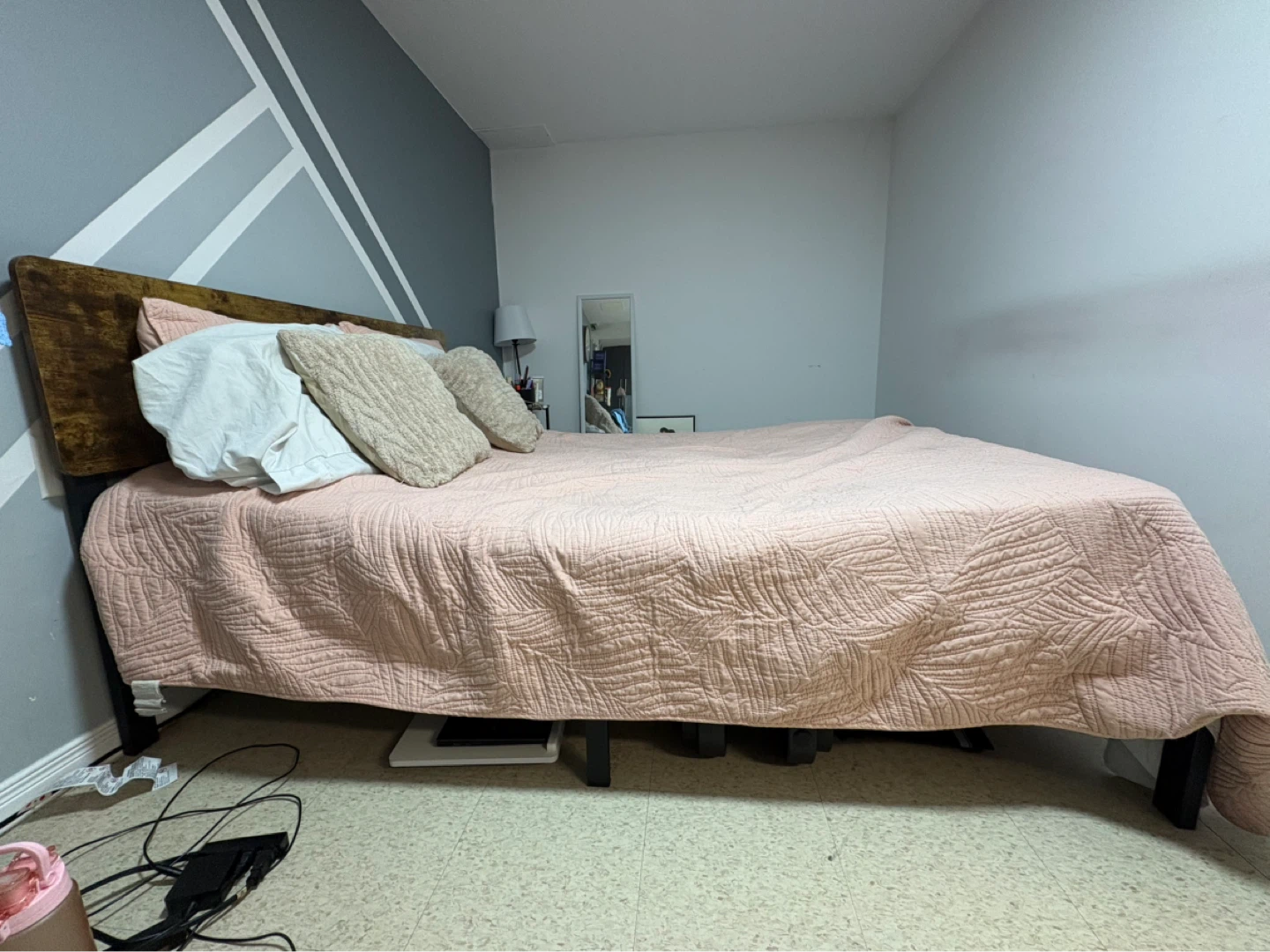 Rustic Wood Headboard Metal Bed Frame & Mattress. - photo 4