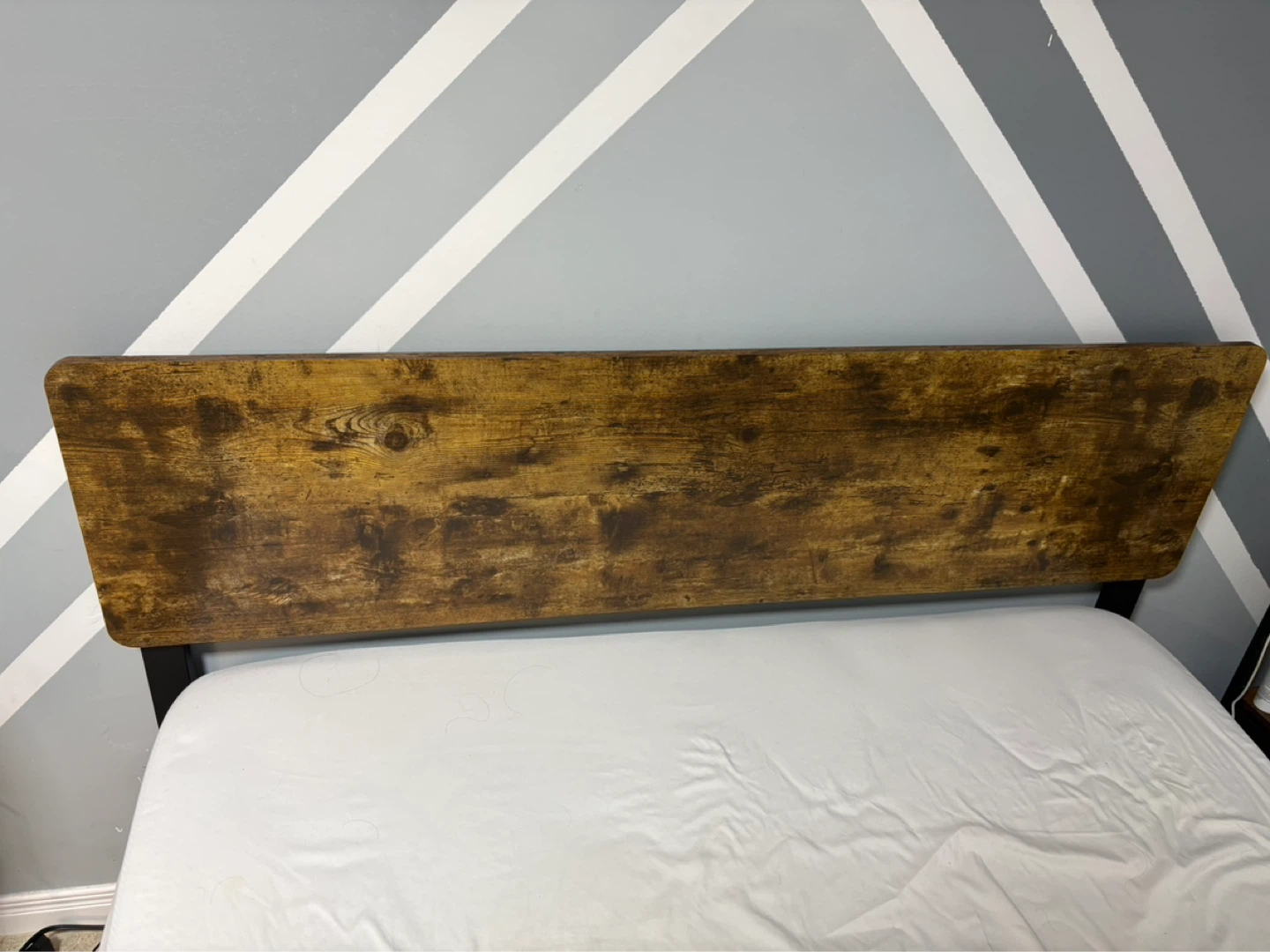 Rustic Wood Headboard Metal Bed Frame & Mattress. - photo 2