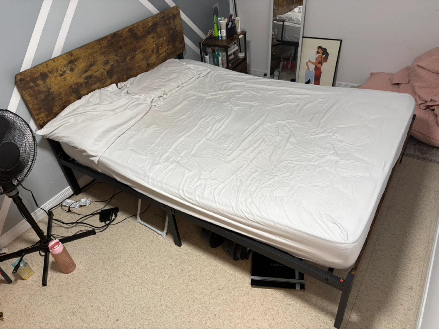 Rustic Wood Headboard Metal Bed Frame & Mattress.