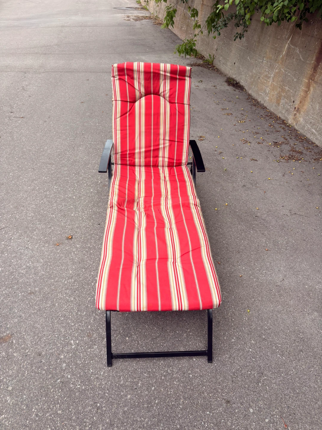 ⚽️ Red Striped Chaise Lounge Chair
