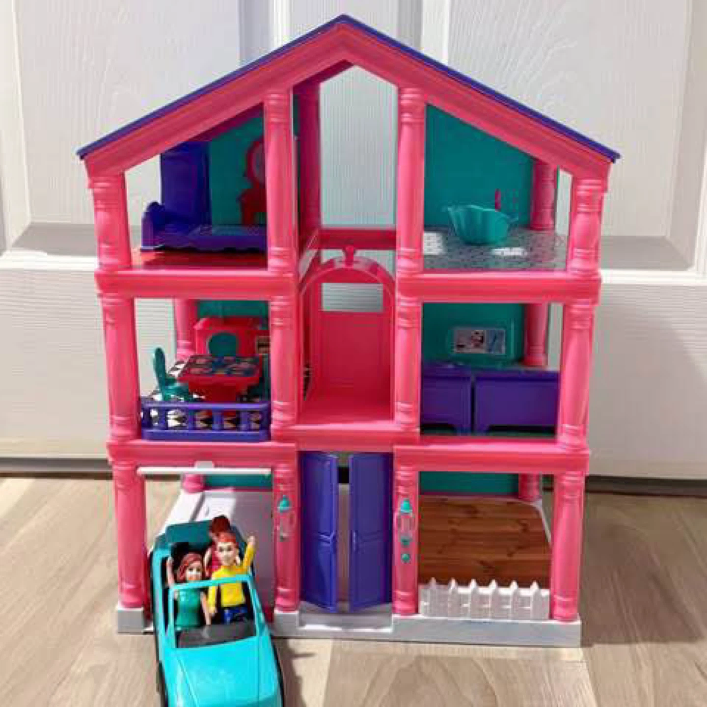 ⭐️SALE⭐️95% New 3-story Dollhouse w/ Furnitures & Car