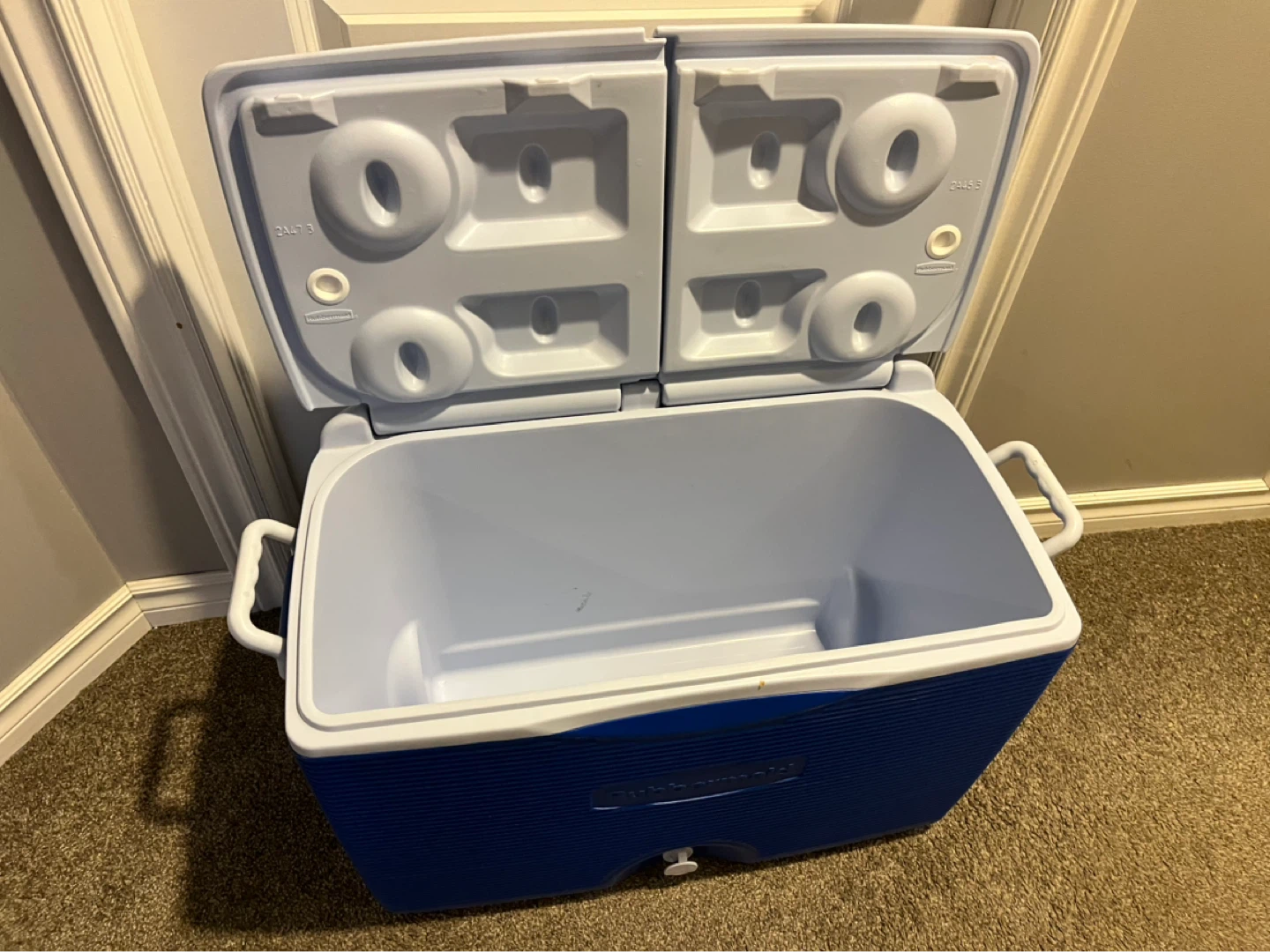 Rubbermaid Cooler with Wheels - photo 2