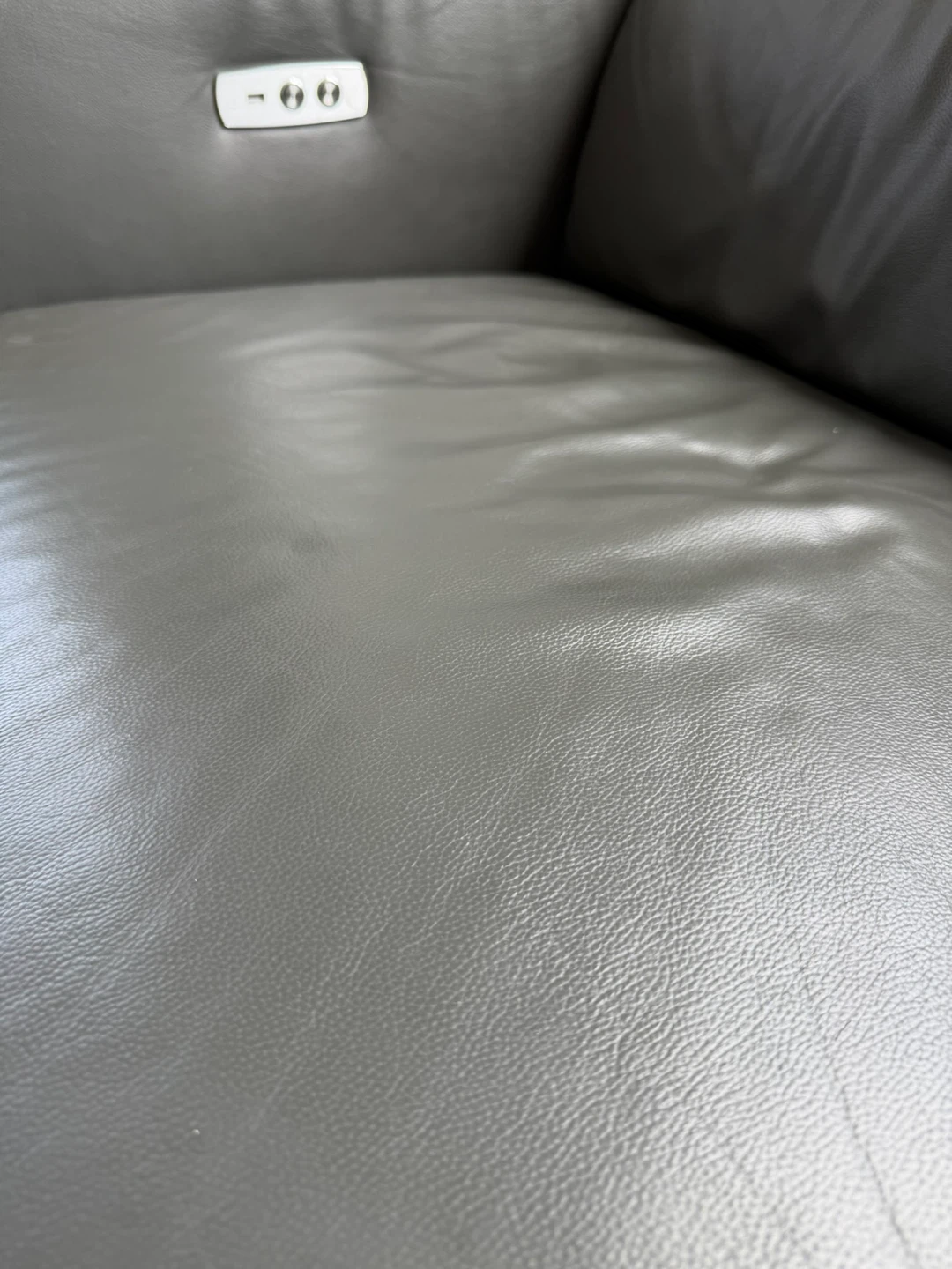 Valencia - Italian Leather Recliner Sofa (Like new) - photo 4