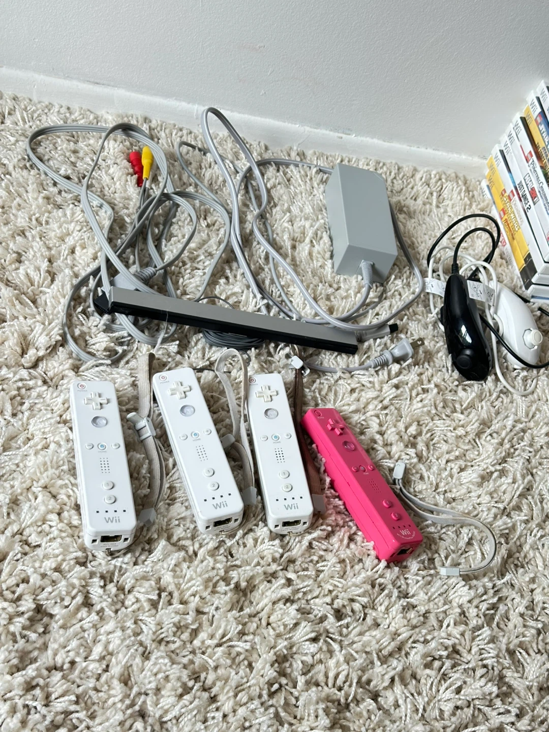 Nintendo Wii Console Bundle with Games and Controllers - photo 5