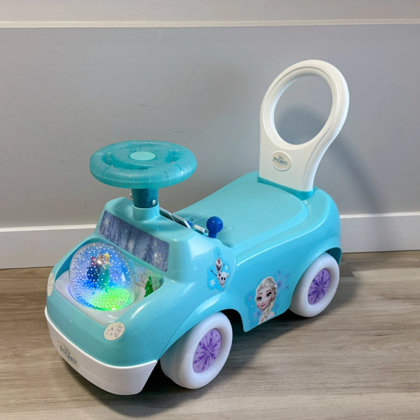 ⭐️SALE⭐️95% New Disney Frozen Elsa Ride On Car with Snow Globe