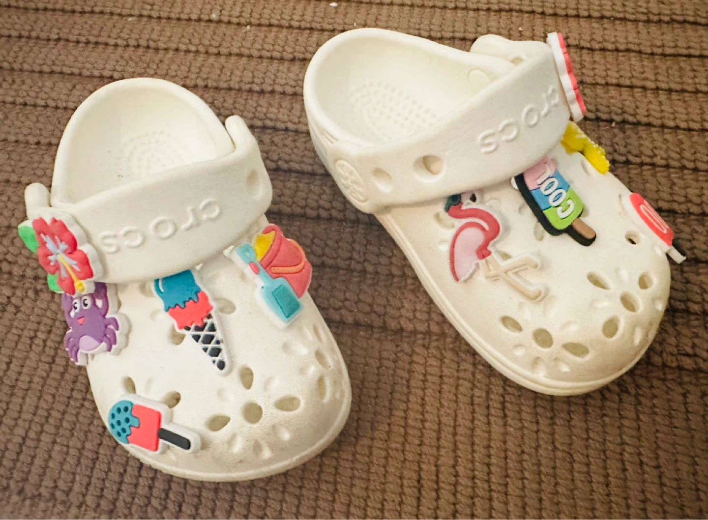 Toddler White Crocs with Charms SIZE:C6 - photo 3