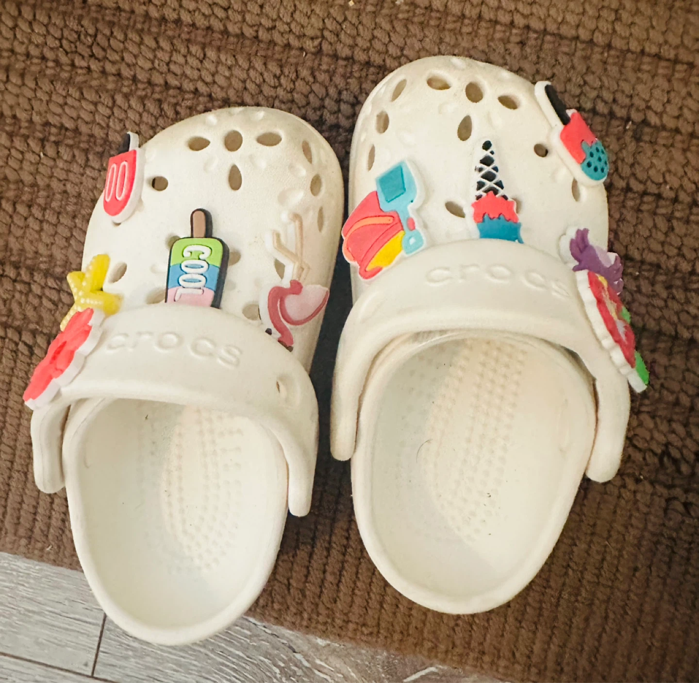 Toddler White Crocs with Charms SIZE:C6 - photo 2