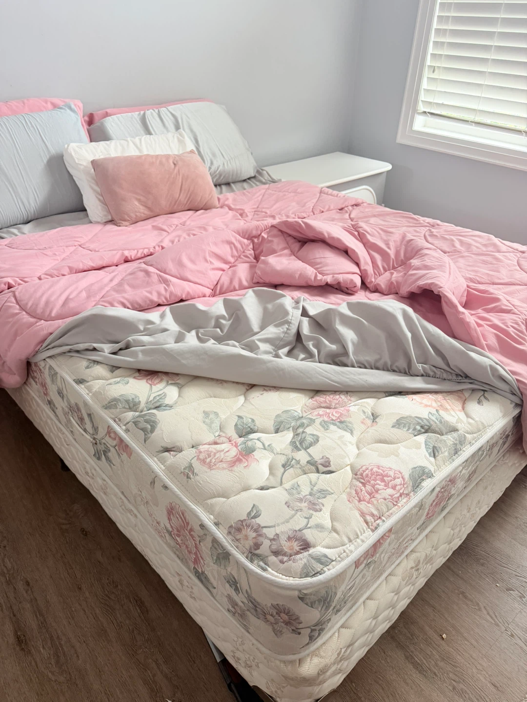 Queen Bed Set – Mattress + 2 Nightstands - photo 2