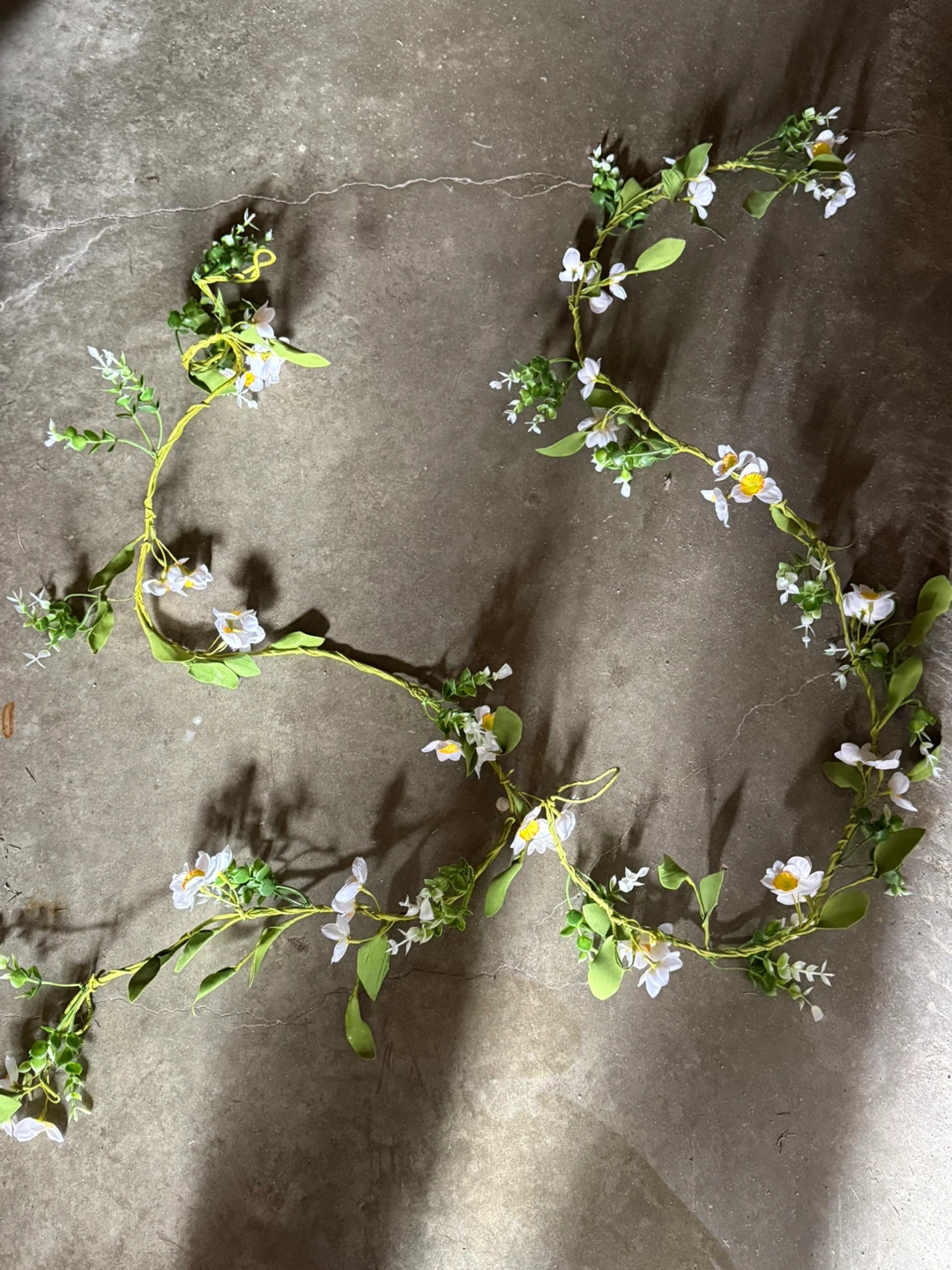 Artifical flower garland with white flowers ⚽️