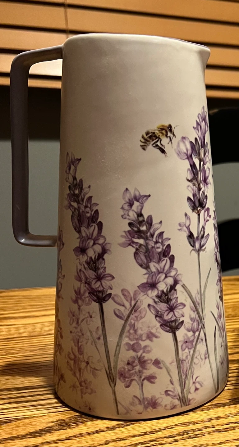 Lavender and Bee Pitcher⚽️