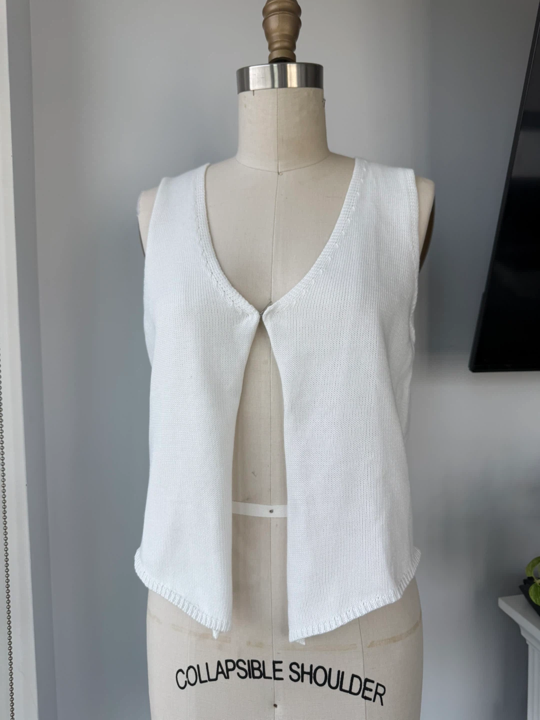 ⚽️White Sleeveless Knit Vest size medium