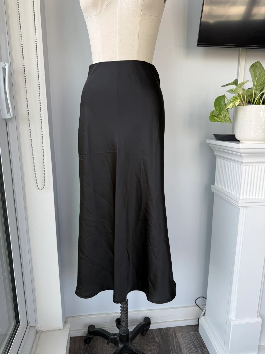 ⚽️Zeagoo Black Satin-like Midi Skirt size small