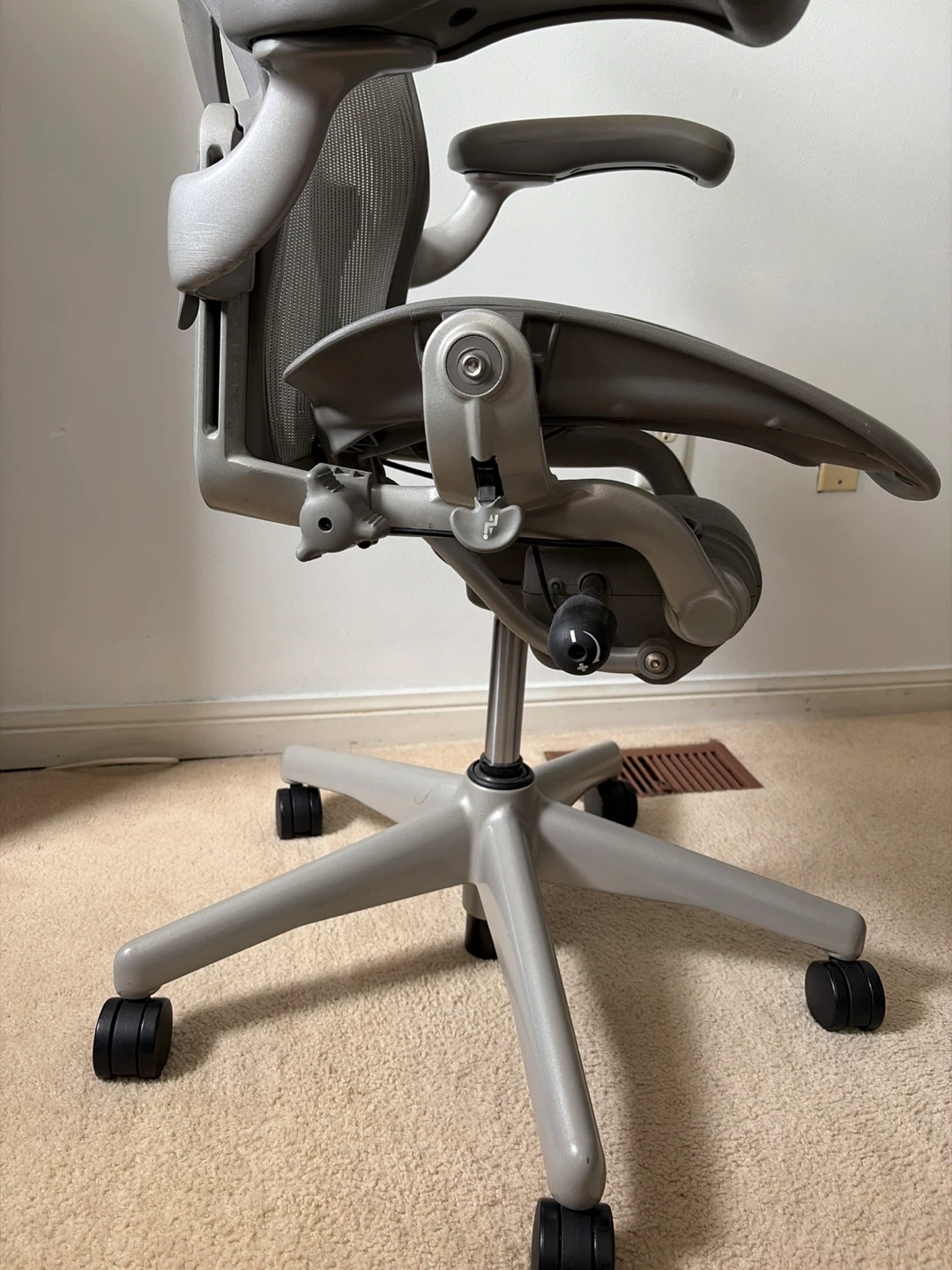 Herman Miller Aeron Chair - photo 3