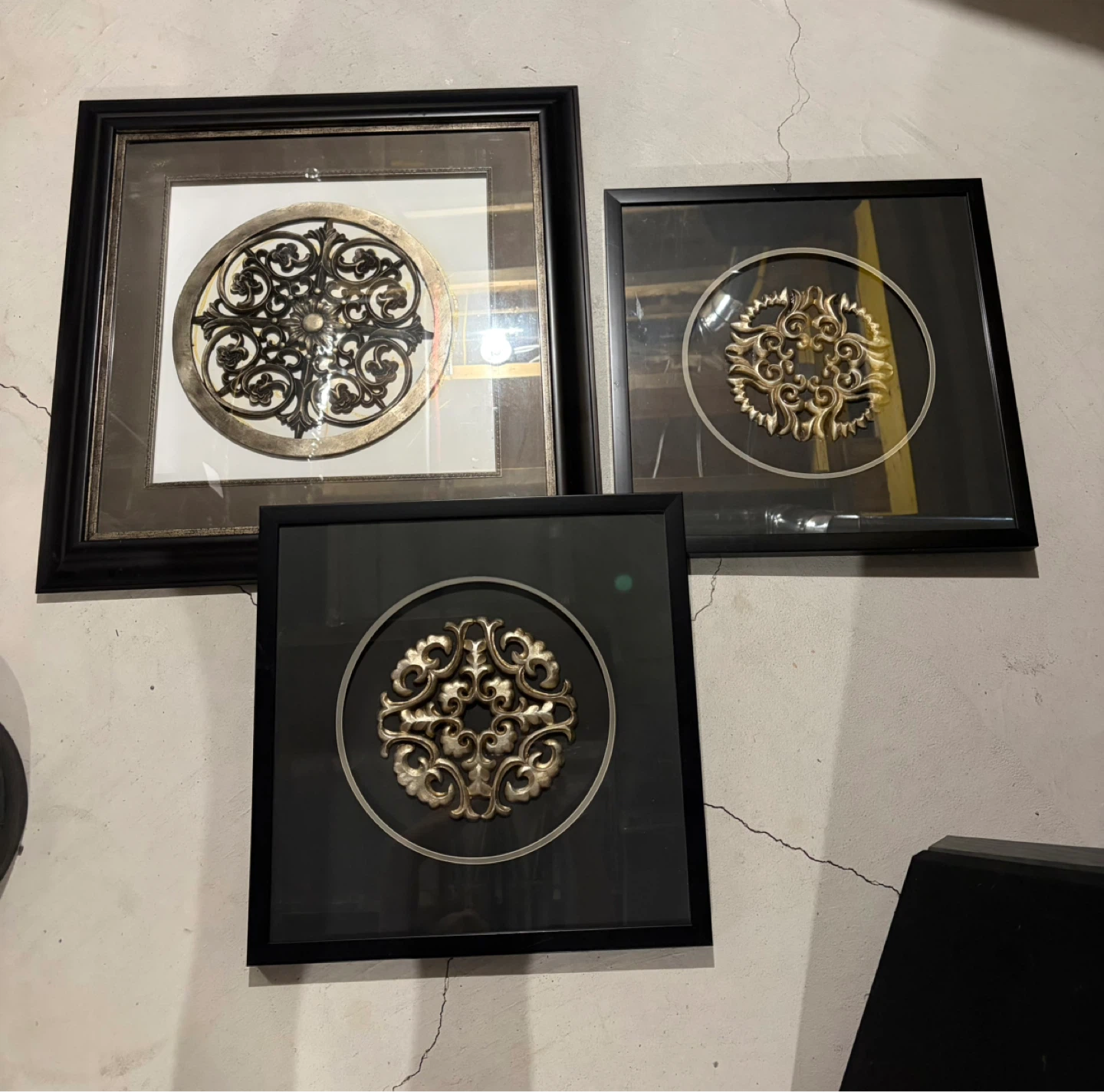 Set of 3 Framed Wall Art Decorative Medallions - photo 2