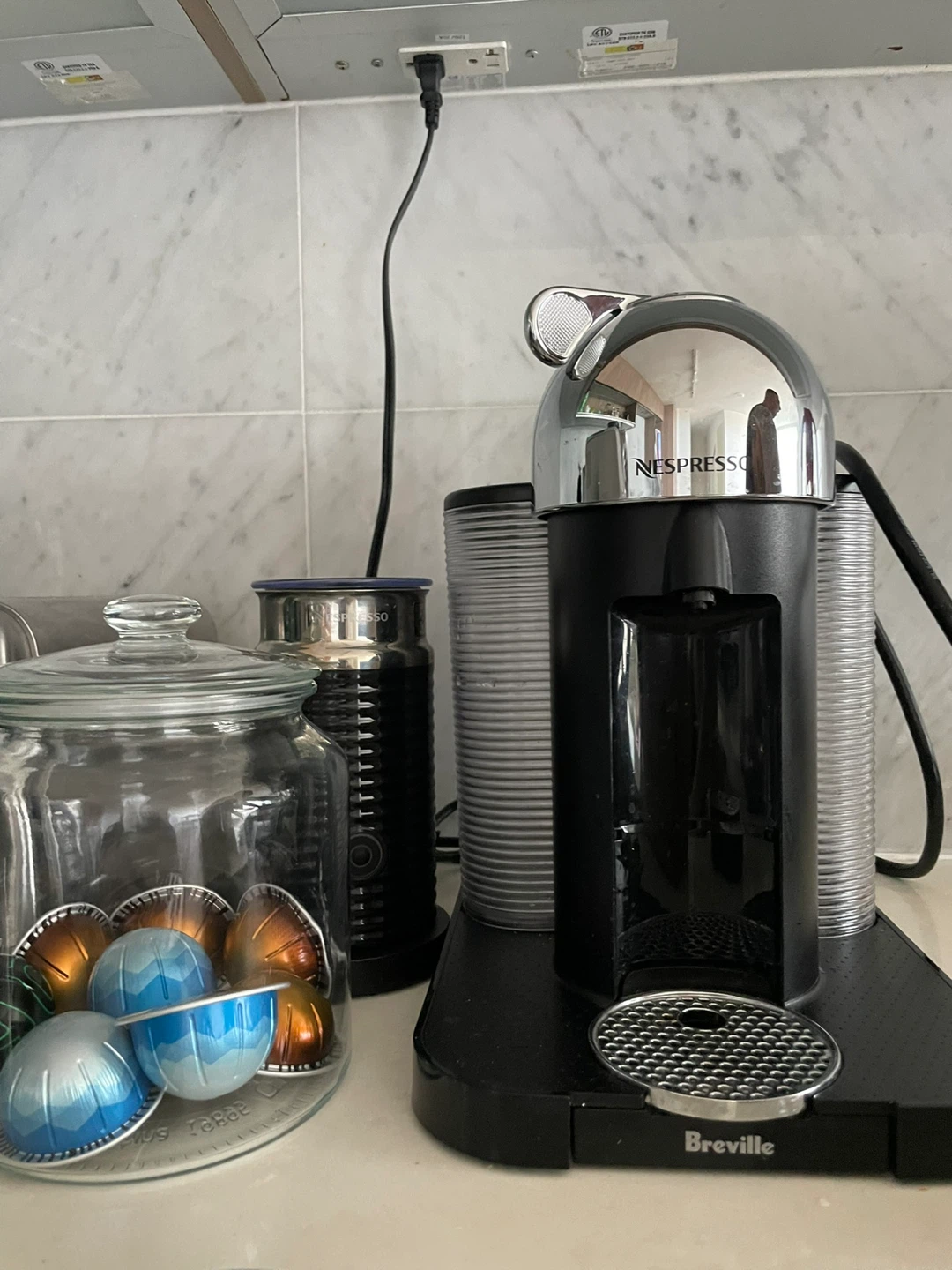 Nespresso Coffee Machine with Frother - photo 3