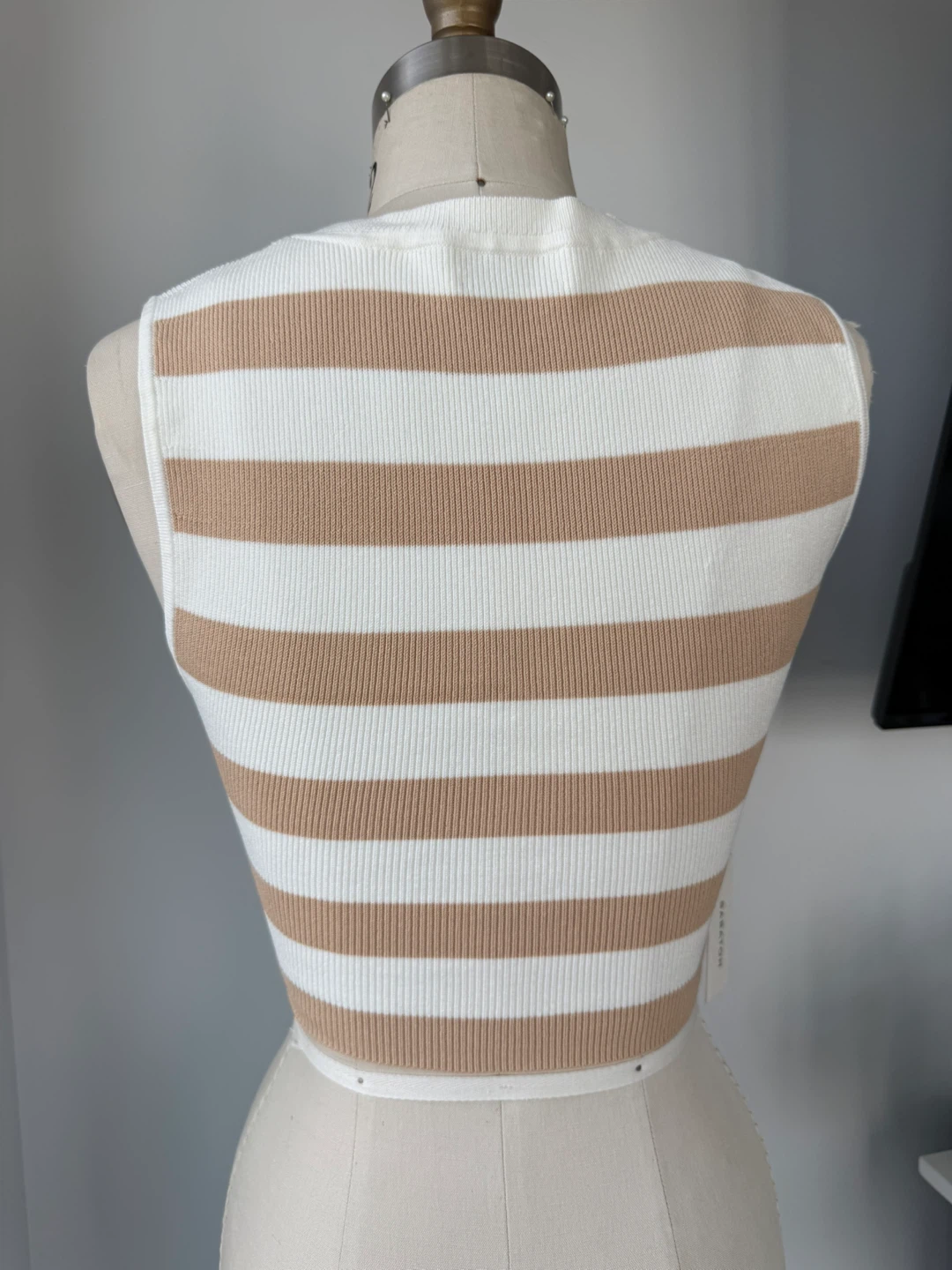 ⚽️New Aritzia Babaton PIA Cropped Sweater - Small/P - photo 2