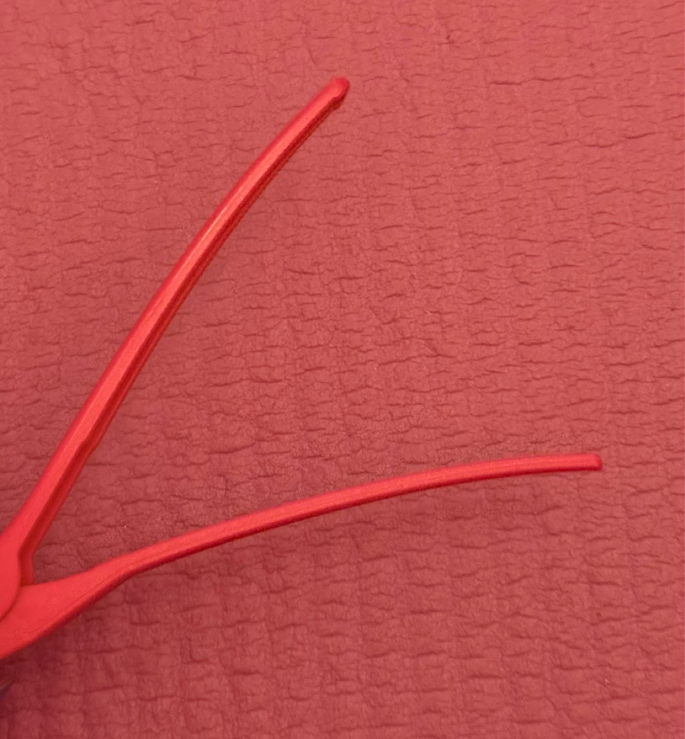 ⚽️Set of 4 pink Plastic Hair Clips - photo 2