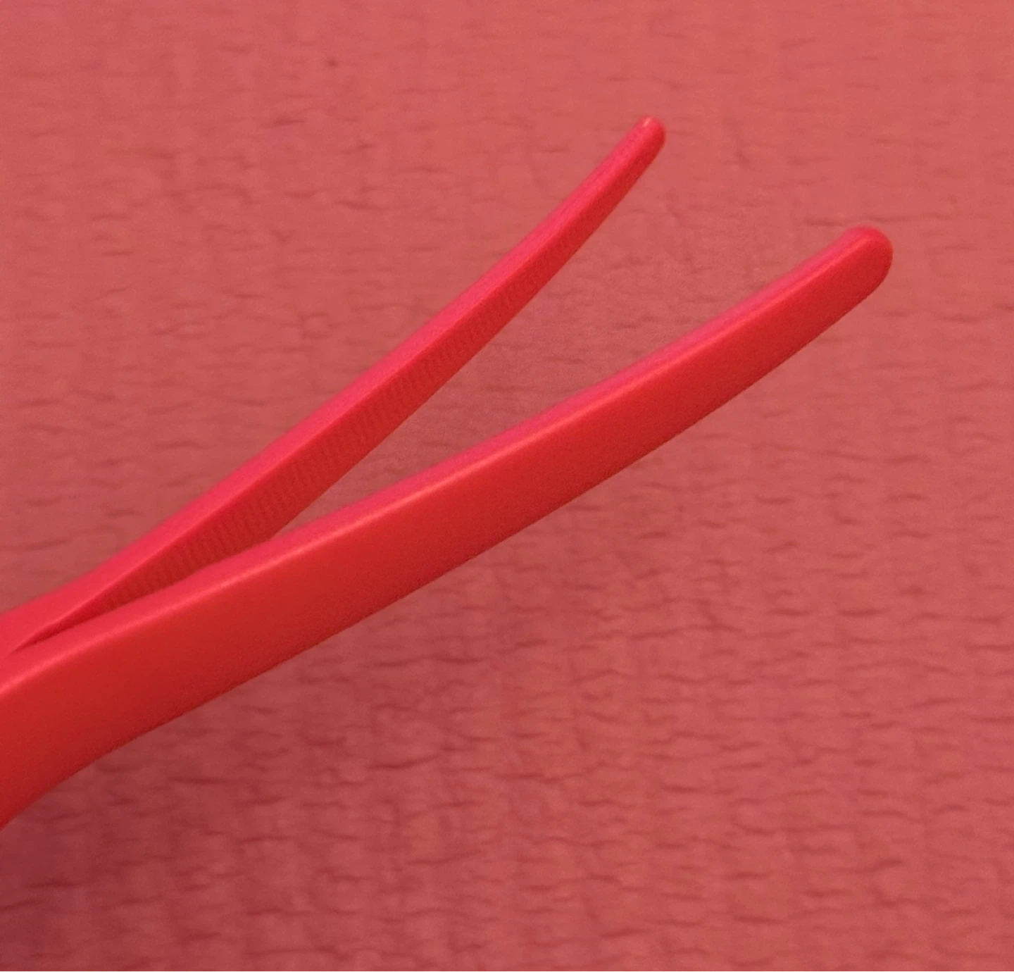 ⚽️Set of 4 pink Plastic Hair Clips - photo 3