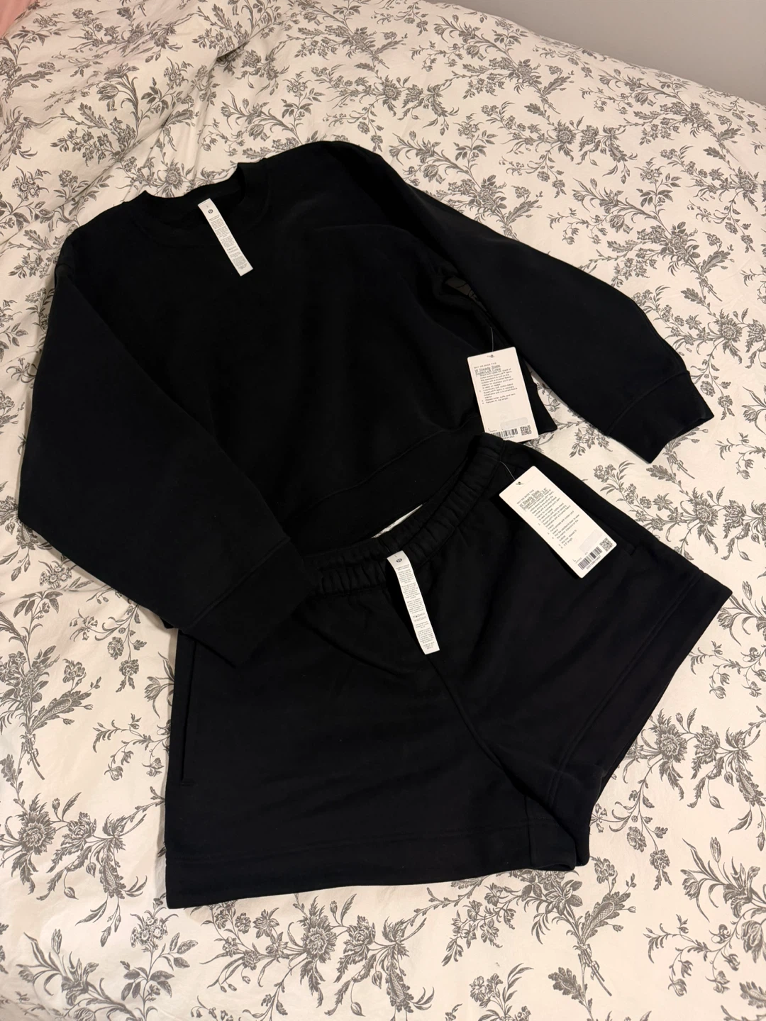 Lululemon Black Crew Neck Sweatshirt & Shorts Set - photo 2