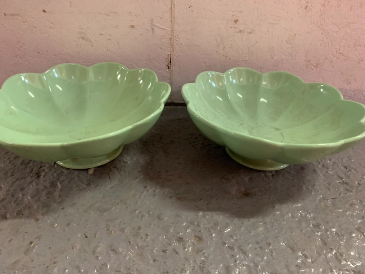 Set of 2 light green decorative bowls