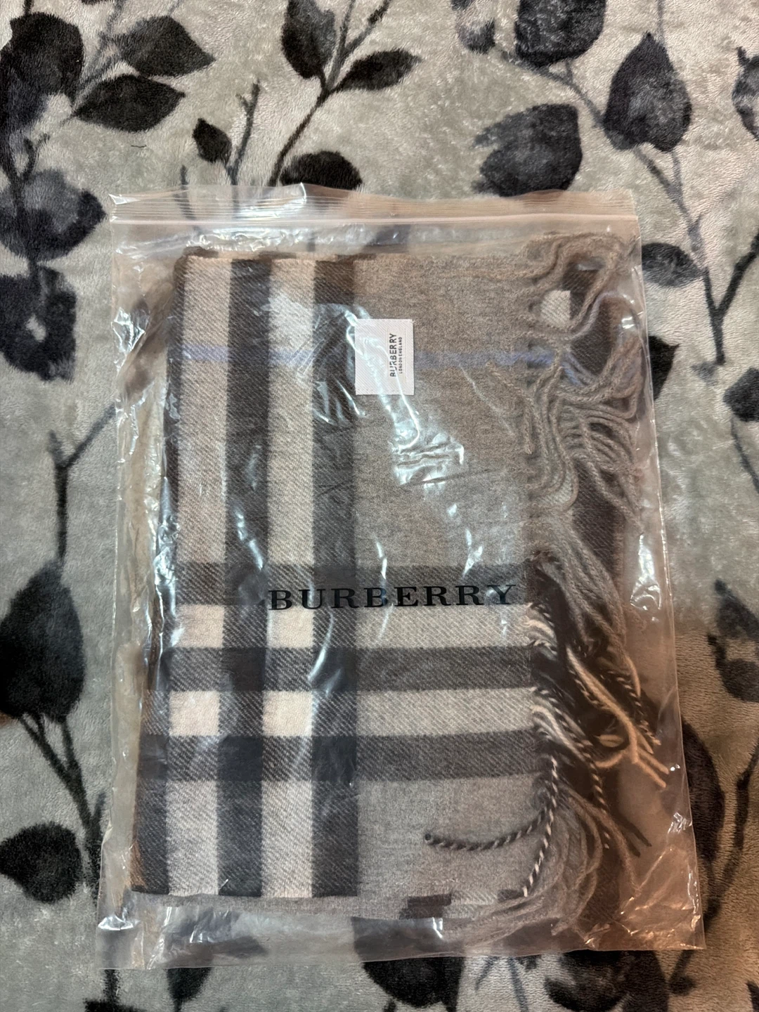 Burberry Scarf - photo 2
