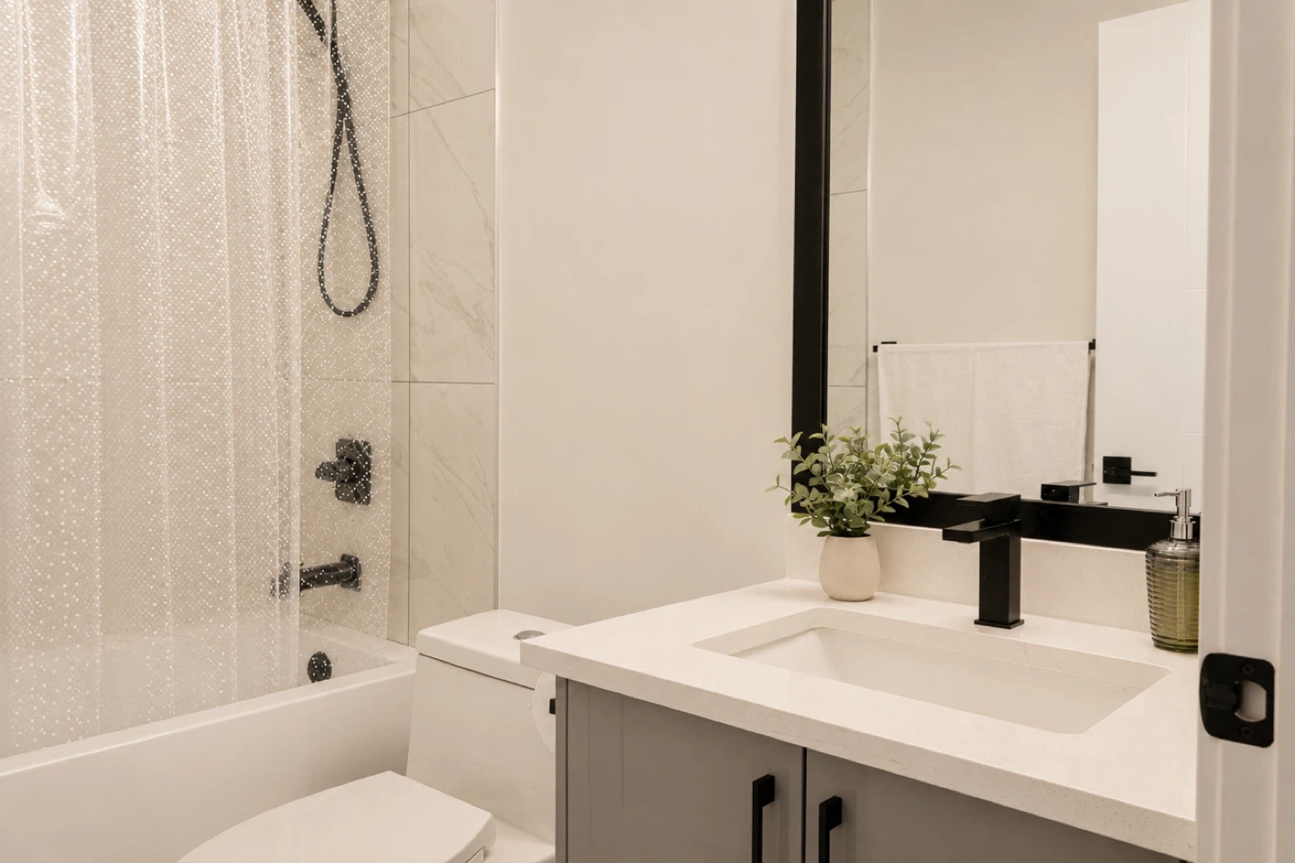 2 Bed, 1 Bath Guest Suite - photo 3