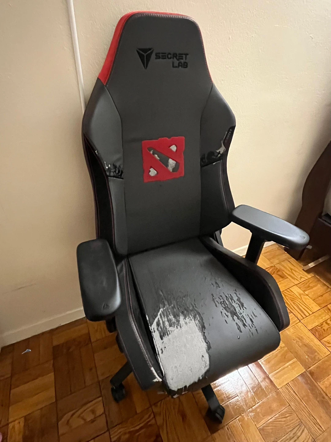 Secretlab Dota 2 Edition Gaming Chair+ free headrest - photo 2