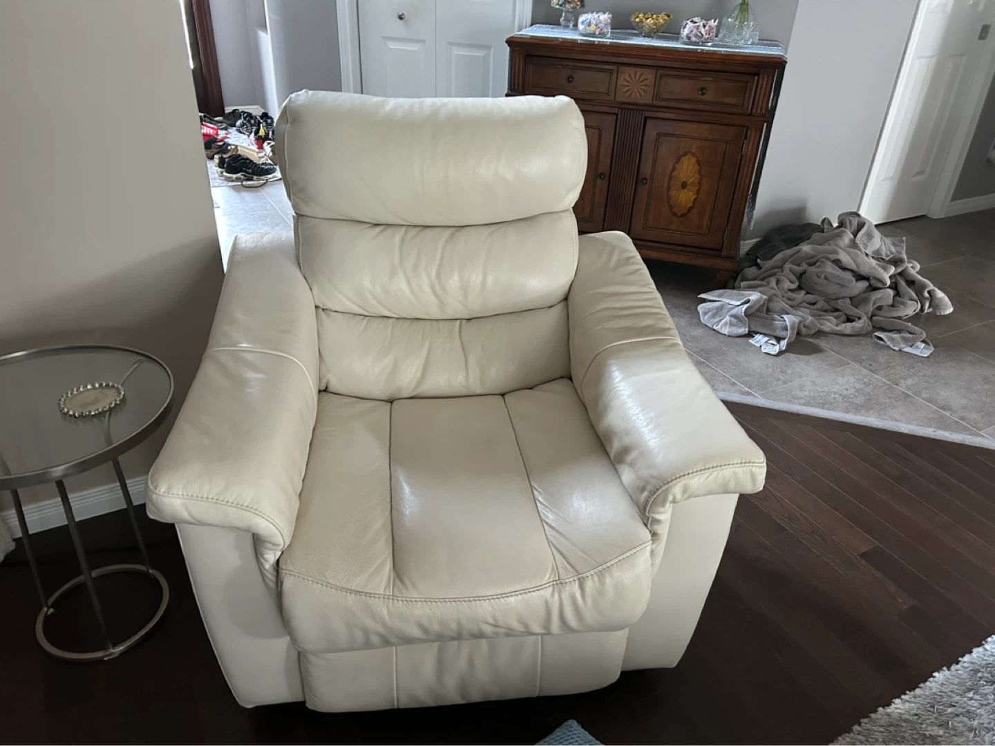 Cream Leather Reclining Sofa - photo 3