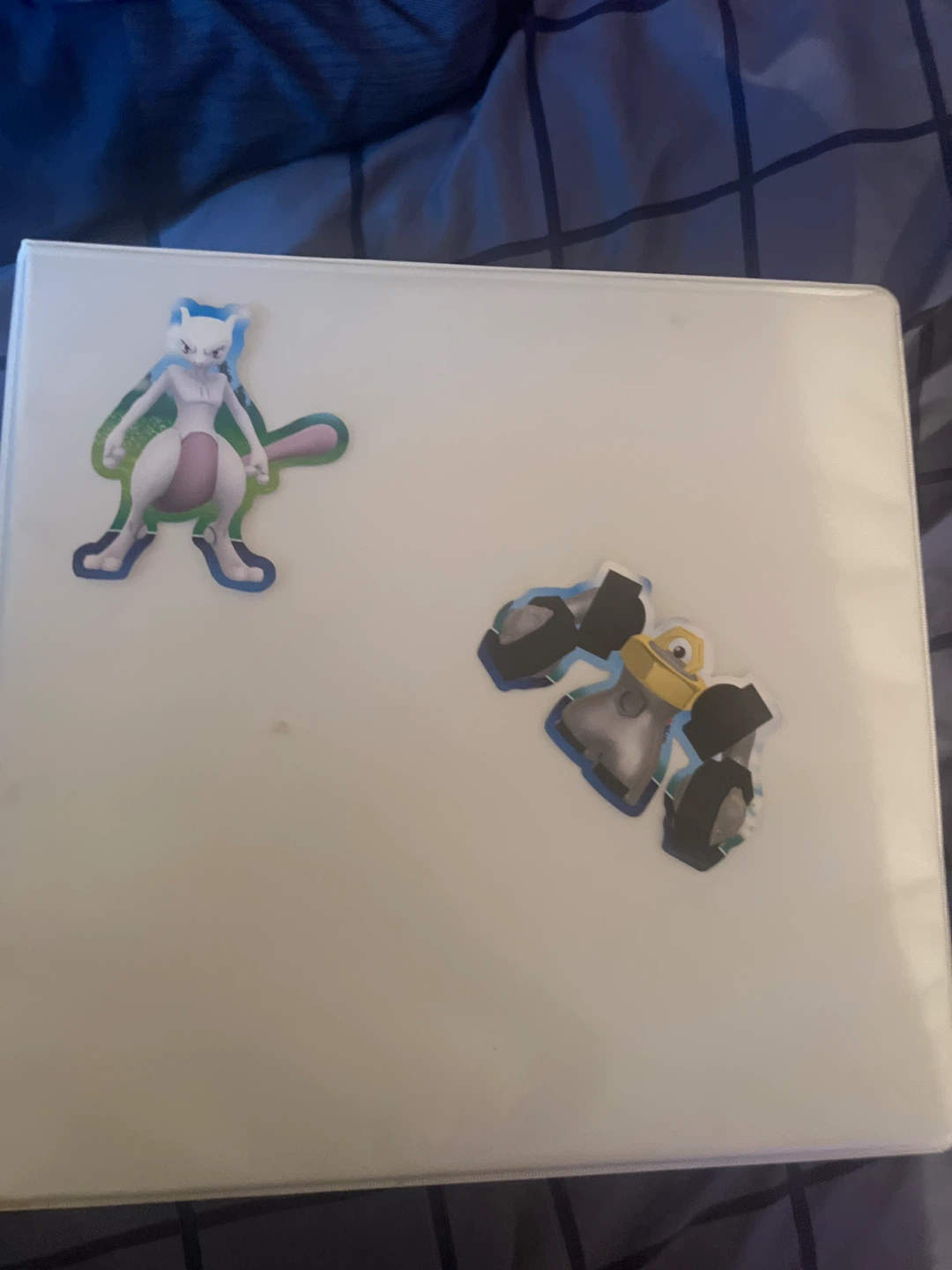 Classeur blanc Pokémon avec des cartes rare
