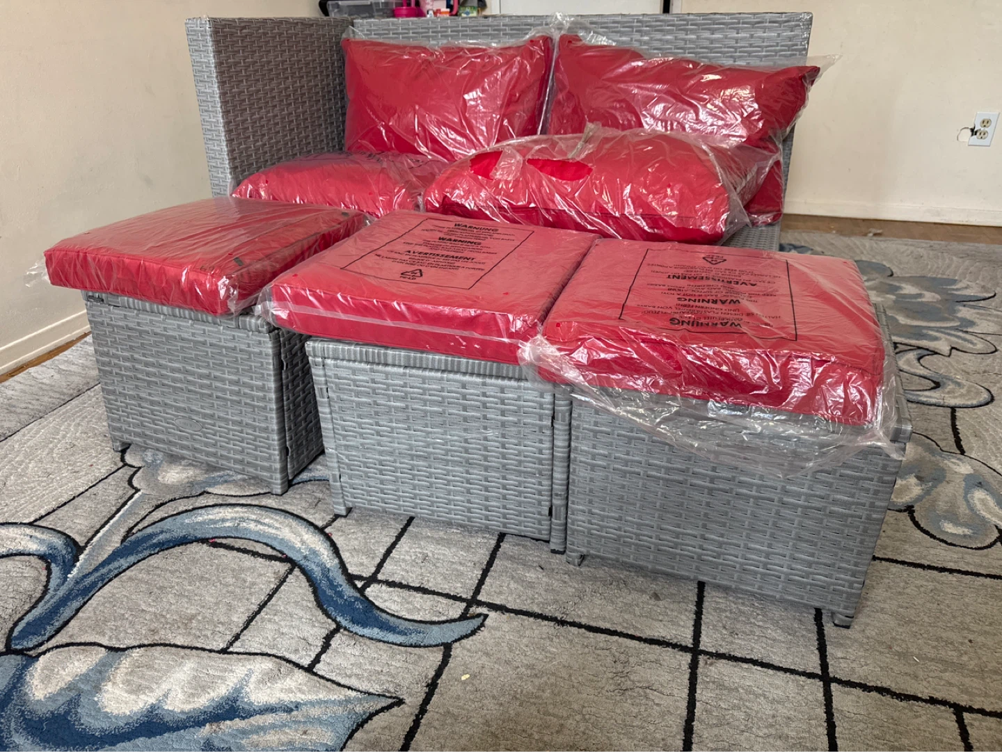 Costway - Grey Rattan Outdoor Furniture Set with Red Cushions