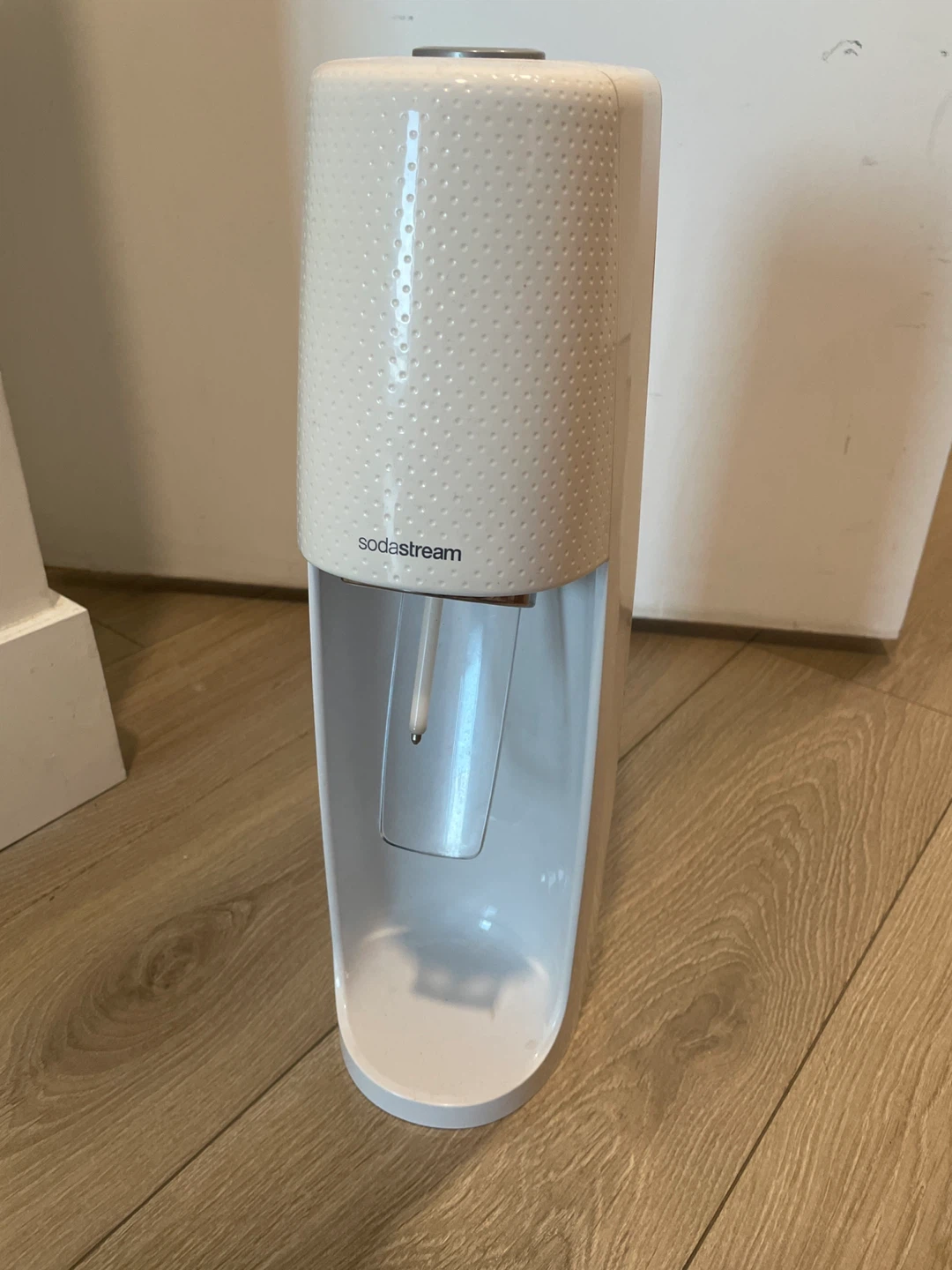 SodaStream Maker with CO2 Cylinder and Bottles - photo 2