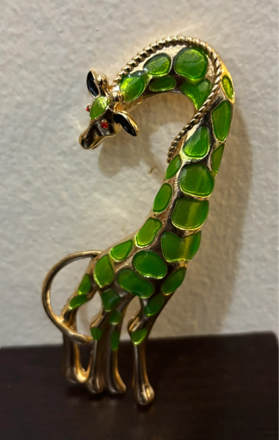 BRAND NEW-Large Gold Tone Enamel Giraffe Brooch