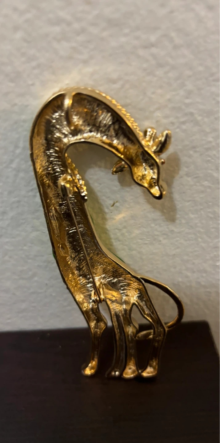 BRAND NEW-Large Gold Tone Enamel Giraffe Brooch - photo 2