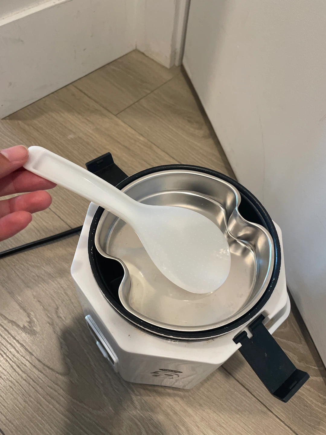 DCIGNA White Mini Rice Cooker with Spoon and Cup - photo 3