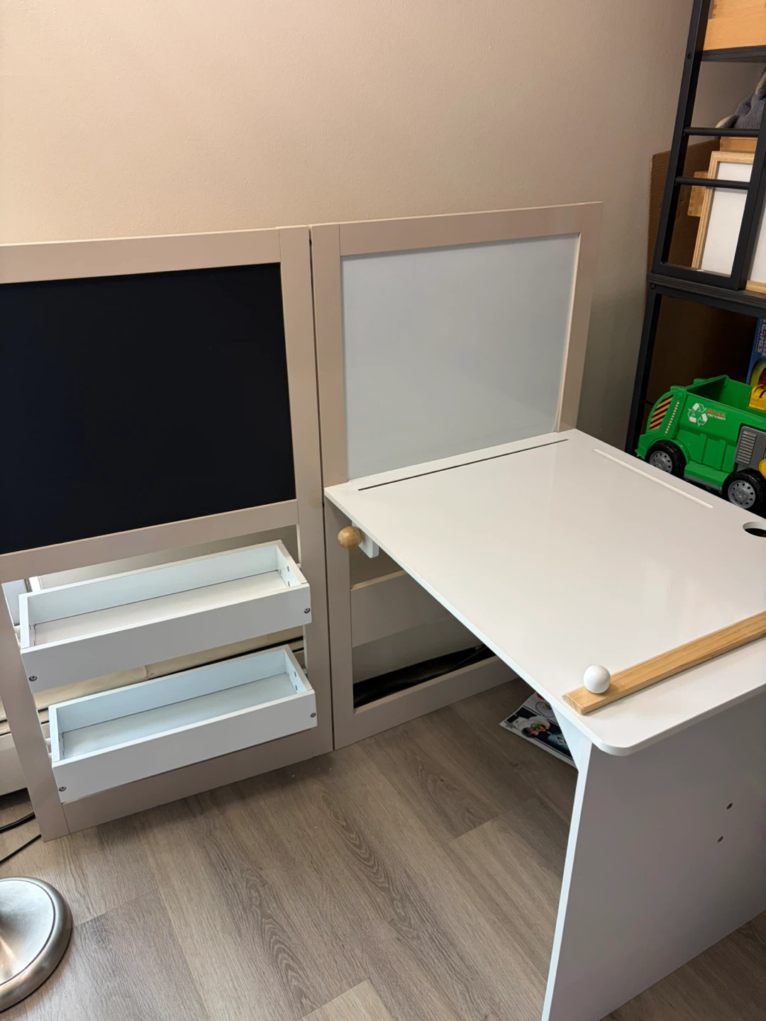 Qaba Kids Table & Chair Set with Easel – Moving Sale! ⚽️ - photo 3