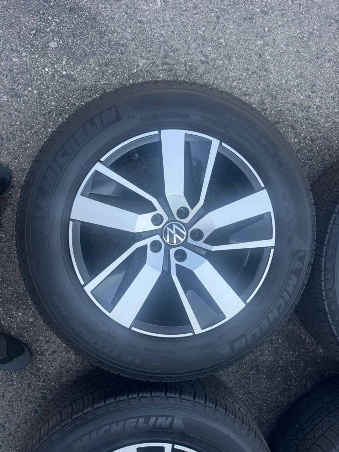 Volkswagen Atlas OEM rims on Michelin all season tires - photo 4