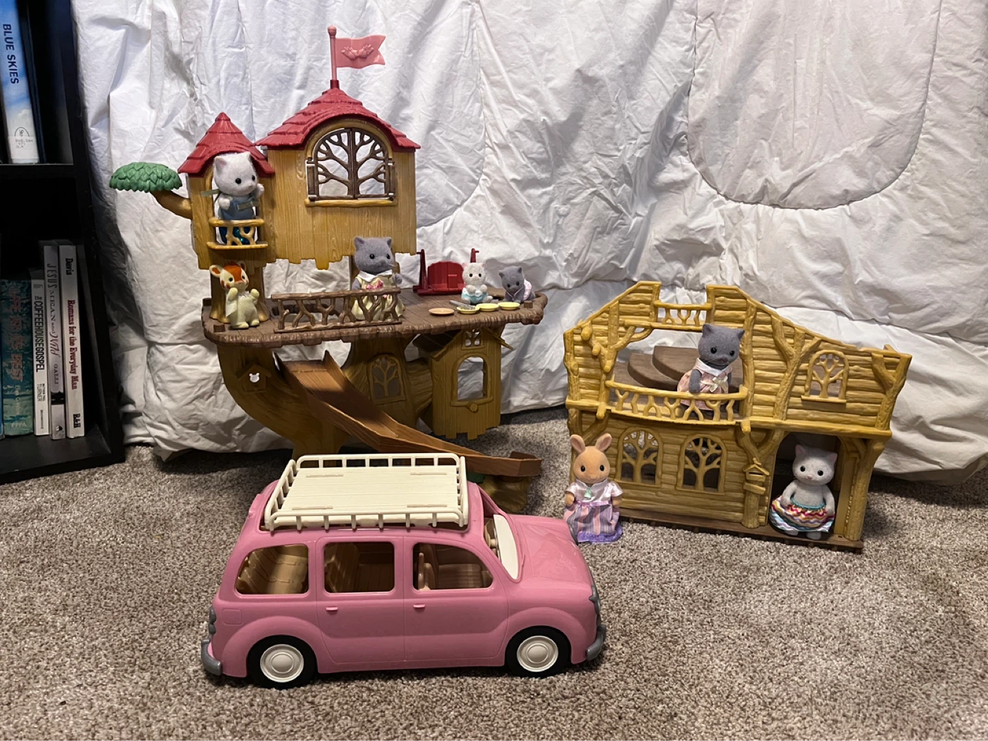 Calico Critters Treehouse Playset with Figures ⚽️