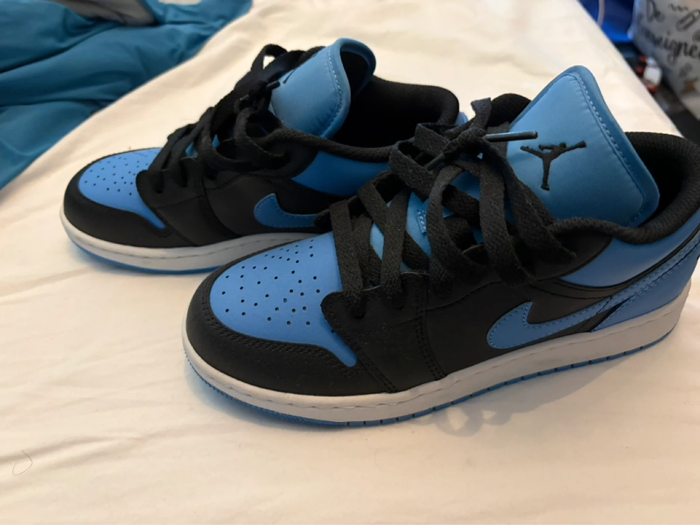 Bottes de sport Air Jordan 1 Low bleues et noires - photo 4