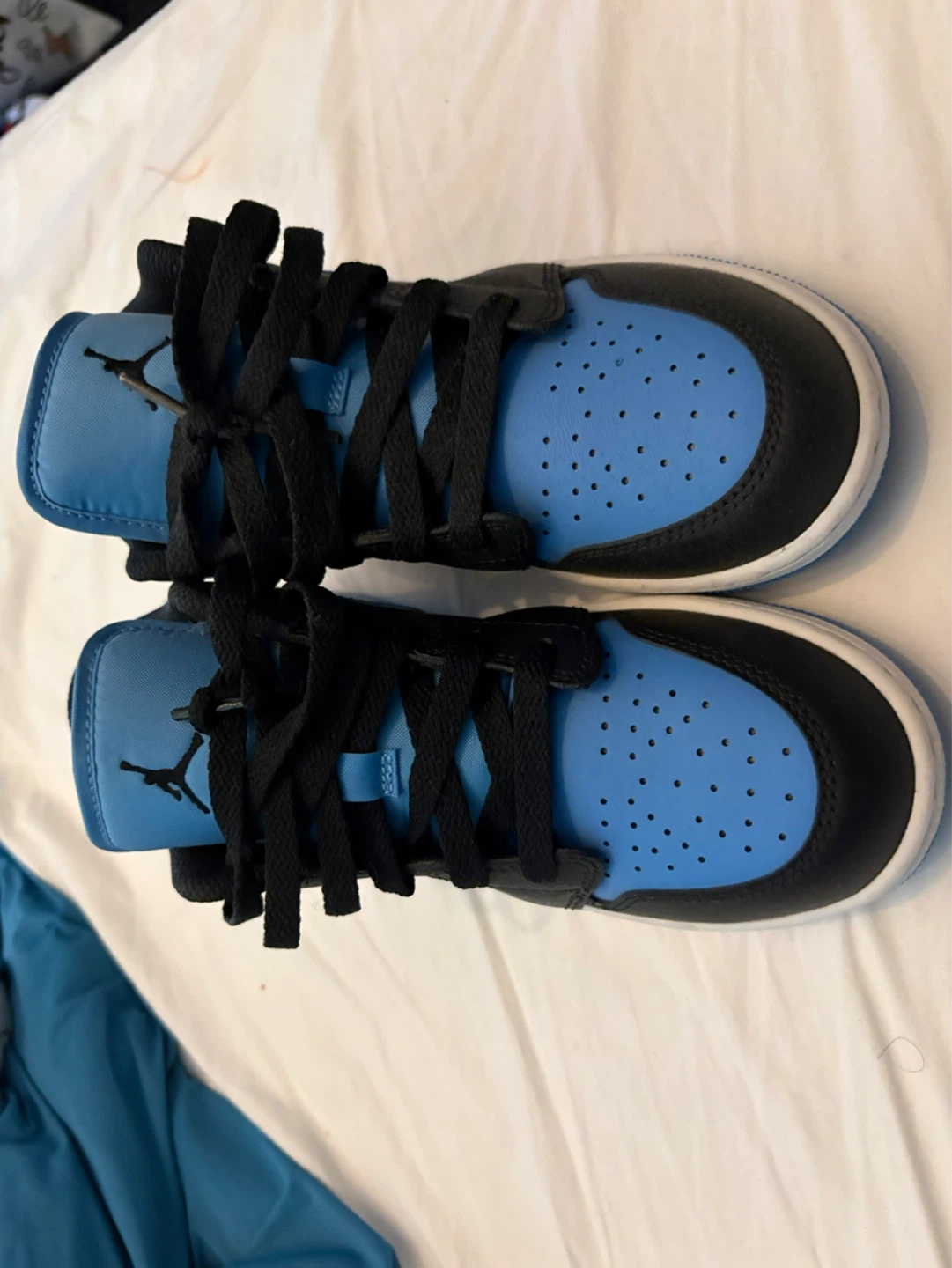 Bottes de sport Air Jordan 1 Low bleues et noires - photo 2
