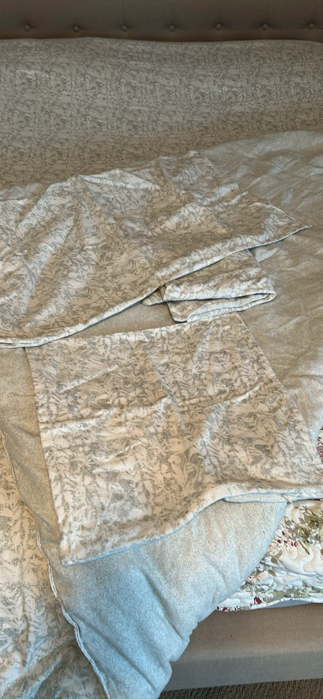 REVERSIBLE KING SIZE COMFORTER & PILLOWCASES (READ LISTING) - photo 2